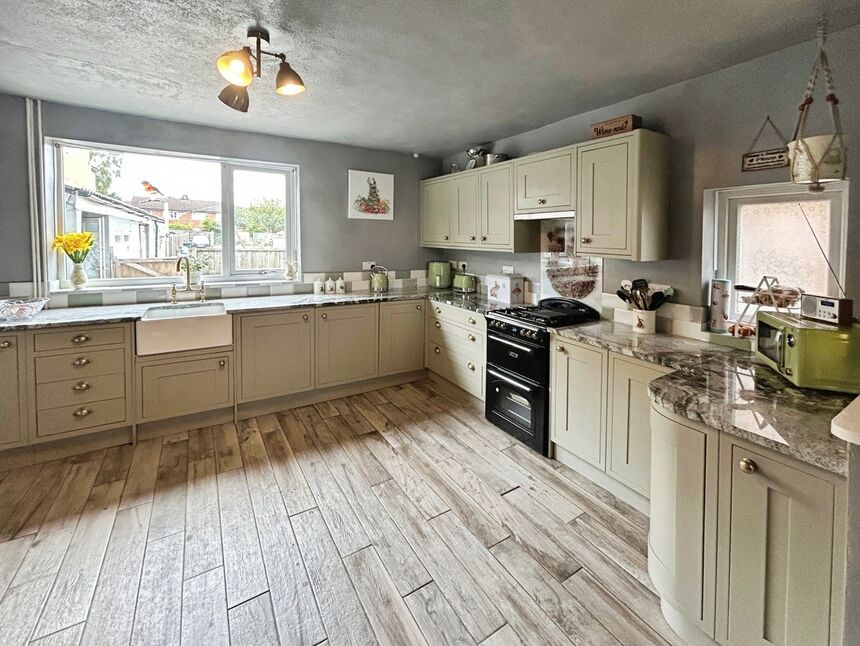 Kitchen / Dining Area