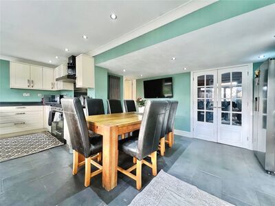 3 bedroom Mid Terrace House for sale