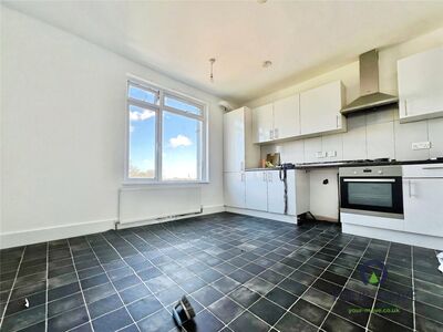 High Street, 2 bedroom Flat to rent, &pound;1,400 pcm