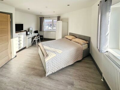 1 bedroom  Room to rent