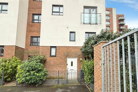 Oriel Gardens, 3 bedroom Flat for sale, &pound;240,000