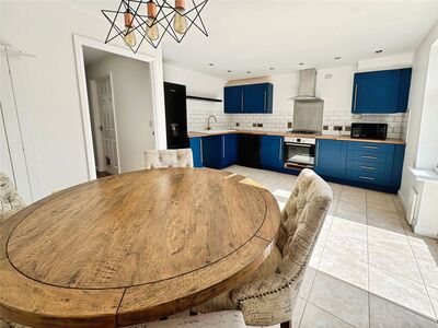 4 bedroom Mid Terrace House to rent