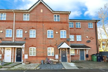 3 bedroom Mid Terrace House to rent