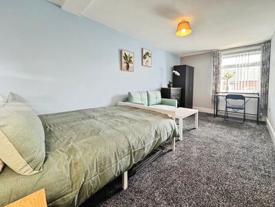Liverpool Road, 1 bedroom Mid Terrace Property to rent, &pound;675 pcm