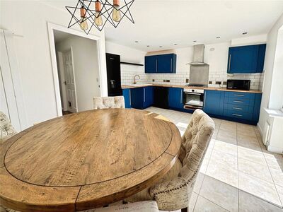 4 bedroom Mid Terrace House to rent