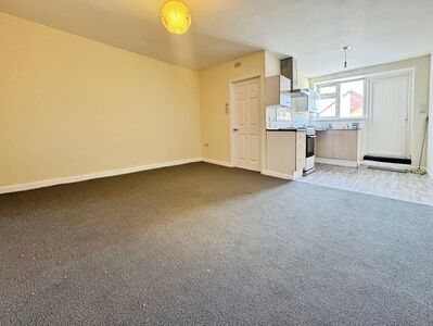 Higher Market Street, 1 bedroom Flat to rent, &pound;550 pcm