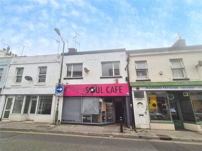 Union Street, 2 bedroom Mid Terrace Flat to rent, &pound;800 pcm