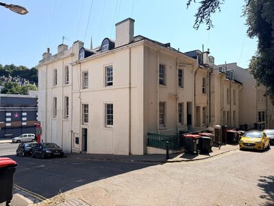 1 bedroom Mid Terrace Flat to rent