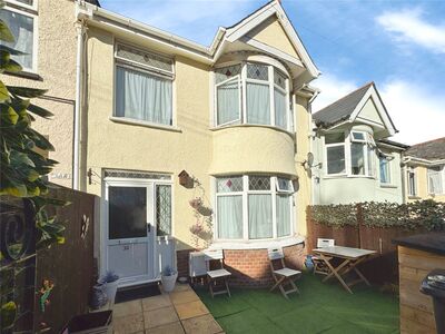 Clifton Grove, 3 bedroom Mid Terrace Flat to rent, &pound;1,100 pcm