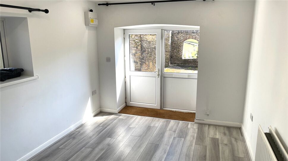 Main image of 1 bedroom  Flat to rent, Totnes Road, Paignton, Devon, TQ4