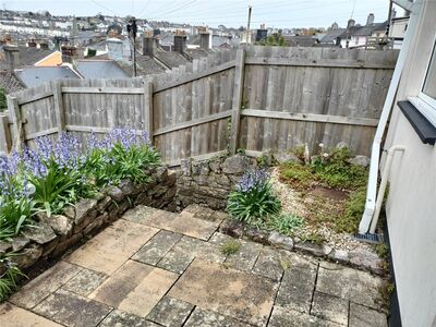 2 bedroom Mid Terrace Flat to rent