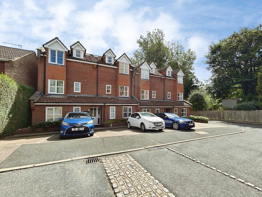 Main image of 1 bedroom Flat to rent, Hasletts Close, Tunbridge Wells, Kent, TN1