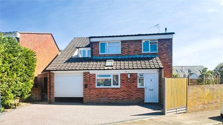 Sweeps Hill Close, 4 bedroom Detached House to rent, &pound;2,500 pcm