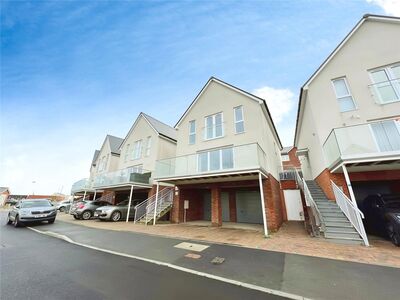 Bramling Crescent, 3 bedroom Detached House to rent, &pound;2,800 pcm