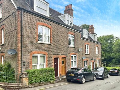 Station Road, 3 bedroom Mid Terrace House for sale, £500,000