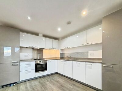 The Avenue, 3 bedroom Semi Detached House to rent, &pound;2,400 pcm