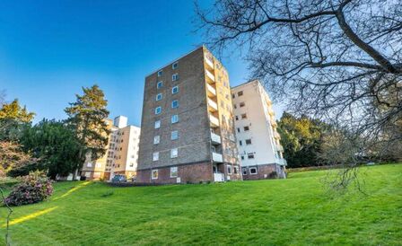 Ferndale Close, 2 bedroom  Flat to rent, £1,350 pcm