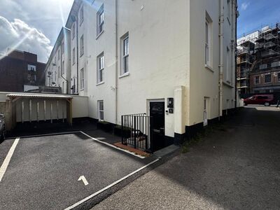 St. Johns Road, 2 bedroom  Flat to rent, £1,700 pcm
