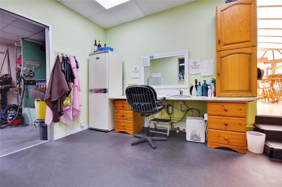Salon Room