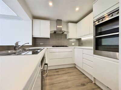 Clifton Road, 4 bedroom Semi Detached House to rent, £2,250 pcm