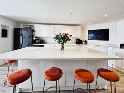 4 bedroom End Terrace House for sale