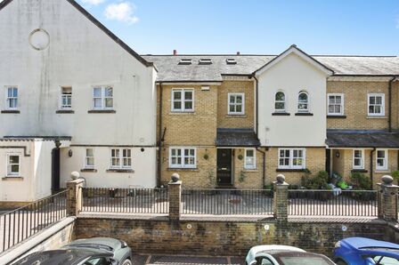 3 bedroom Mid Terrace House for sale