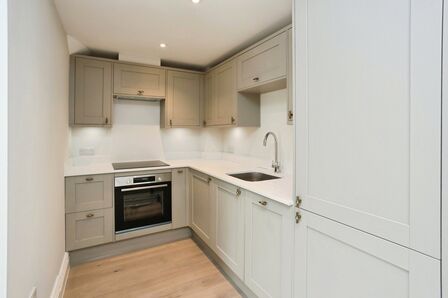 High Street, 2 bedroom Flat to rent, &pound;1,595 pcm
