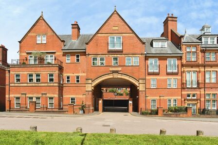 3 bedroom Flat for sale