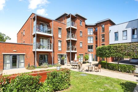 St. Johns Road, 2 bedroom Flat to rent, &pound;2,250 pcm