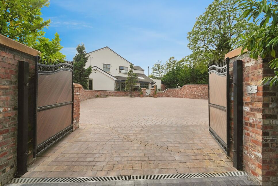 Main image of 4 bedroom Semi Detached House for sale, Stoneclough Road, Kearsley, Greater Manchester, BL4
