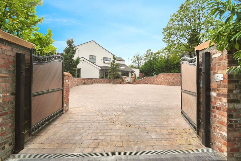 Main image of 4 bedroom Semi Detached House for sale, Stoneclough Road, Kearsley, Greater Manchester, BL4