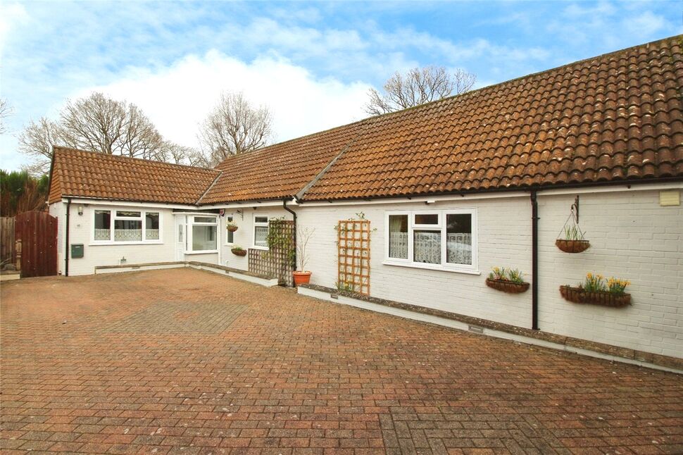 4 bedroom Detached Bungalow for sale, Hurst Hill, Walderslade, ME5 £