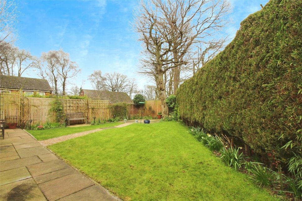 4 bedroom Detached Bungalow for sale, Hurst Hill, Walderslade, ME5 £