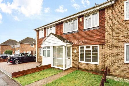 Pinewood Drive, 3 bedroom Mid Terrace House for sale, &pound;300,000