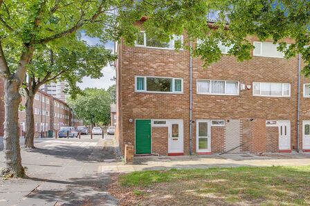 Langhorn Close, 3 bedroom Mid Terrace House to rent, £825 pcm