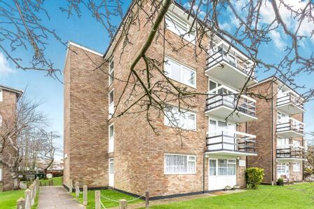 Chidham Close, 2 bedroom Flat to rent, &pound;995 pcm