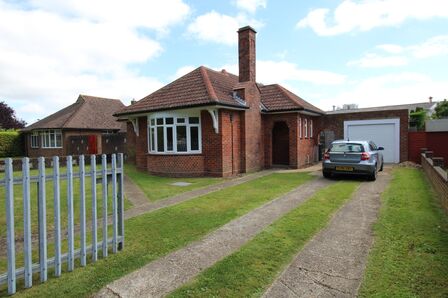 New Lane, 3 bedroom Detached Bungalow to rent, £1,795 pcm