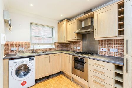 The Pallant, 2 bedroom  House to rent, £995 pcm