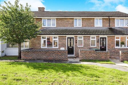 A Oakshott Drive, 3 bedroom Mid Terrace House to rent, £1,295 pcm