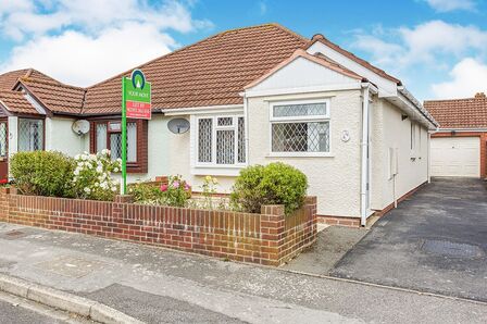 Moraunt Drive, 2 bedroom Semi Detached Bungalow to rent, £1,150 pcm