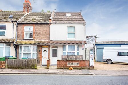 Whippendell Road, 1 bedroom  Flat to rent, £1,250 pcm