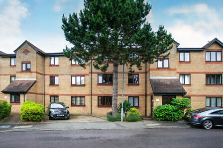 Courtlands Close, 1 bedroom Flat to rent, &pound;1,250 pcm