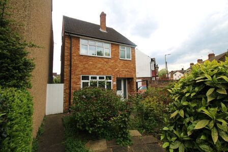 Farraline Road, 3 bedroom  House to rent, £1,800 pcm