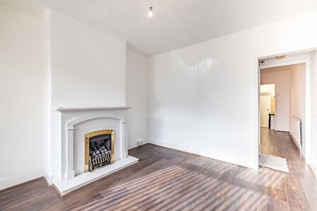 Brightwell Road, 3 bedroom Mid Terrace House to rent, £1,400 pcm