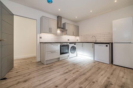 Watford, 2 bedroom  Flat to rent, £1,700 pcm
