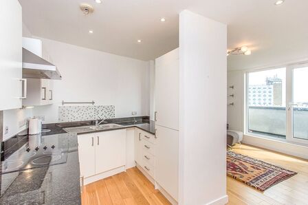 Clarendon Road, 2 bedroom  Flat to rent, £1,650 pcm