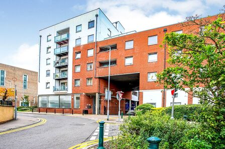 Loates Lane, 1 bedroom  Flat for sale, £255,000