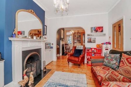 Wellington Road, 4 bedroom Mid Terrace Property to rent, £2,600 pcm