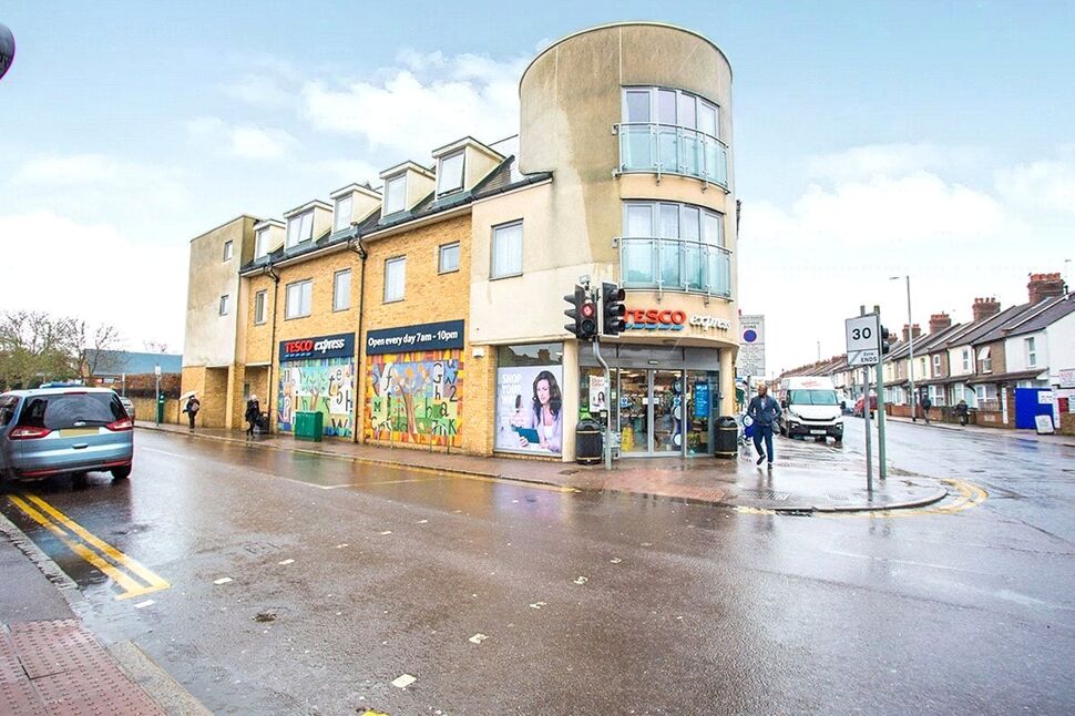 Main image of 1 bedroom Flat for sale, Harwoods Road, Watford, Hertfordshire, WD18