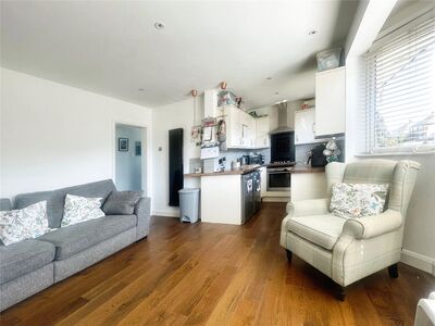 Park Avenue Maisonettes, 2 bedroom  Flat for sale, £325,000